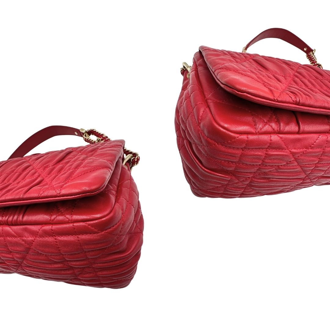 Angoli, Borsa Christian Dior Cannage Delidior caratterizzato dalla classica lavorazione trapuntata "Cannage" e da una tracolla a catena intrecciata con pelle. Indossabile a spalla. Originale, usata, di lusso, in ottime condizioni.