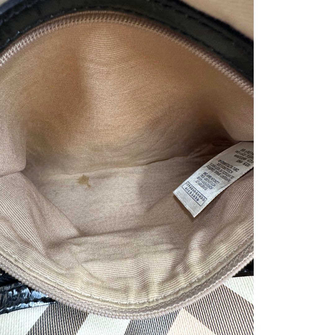 Interno di una borsa a mano Burberry in canvas tartan e finiture nere lucide, usata, originale, second hand, in ottime condizioni.