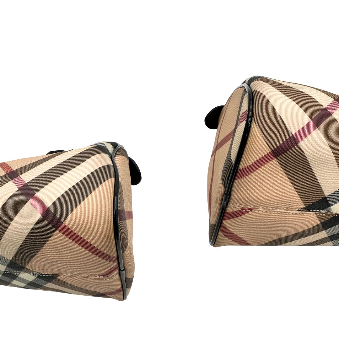 Angoli di una borsa a mano Burberry in canvas tartan e finiture nere lucide, usata, originale, second hand, in ottime condizioni.