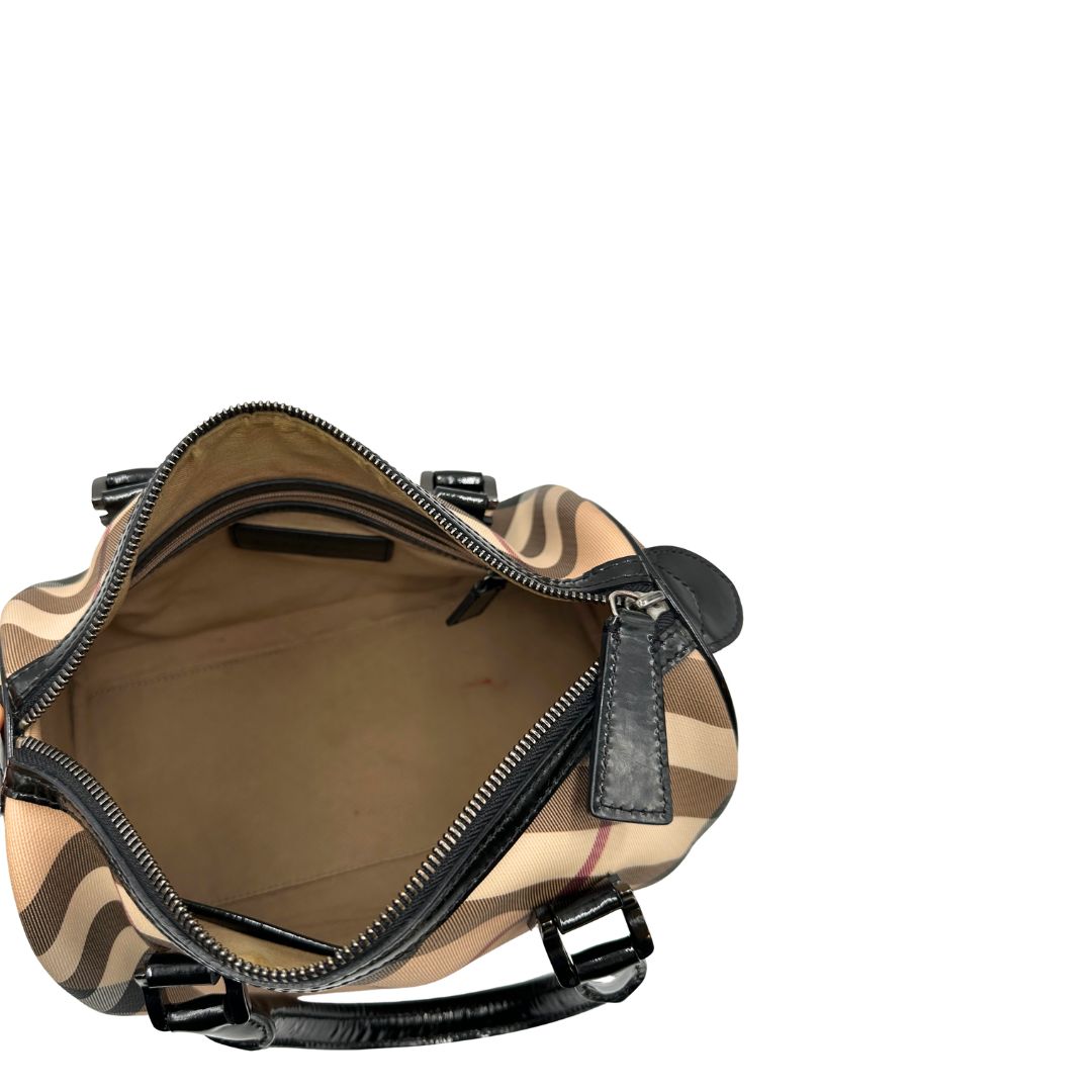 Interno di una borsa a mano Burberry in canvas tartan e finiture nere lucide, usata, originale, second hand, in ottime condizioni.