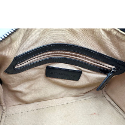 Interno di una borsa a mano Burberry in canvas tartan e finiture nere lucide, usata, originale, second hand, in ottime condizioni.