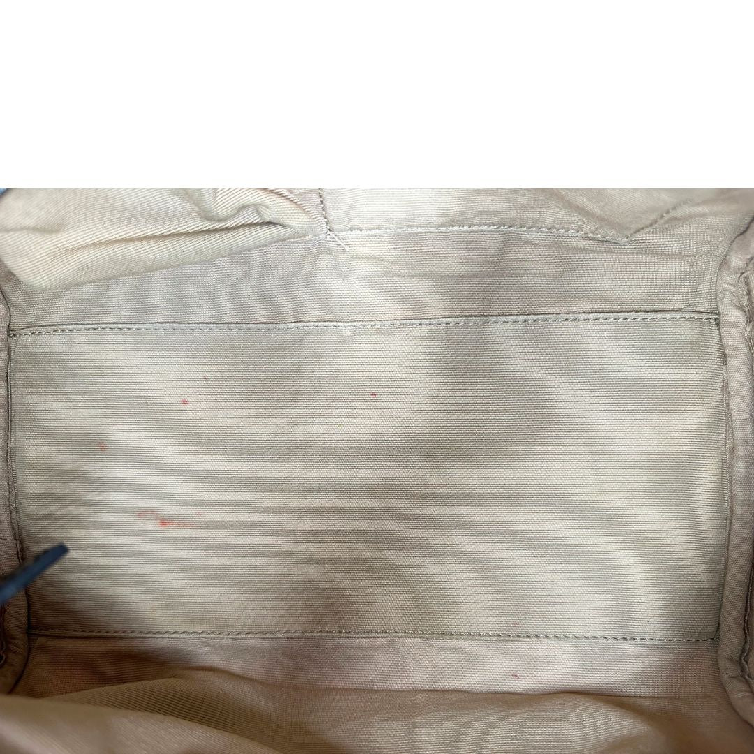 Interno di una borsa a mano Burberry in canvas tartan e finiture nere lucide, usata, originale, second hand, in ottime condizioni.