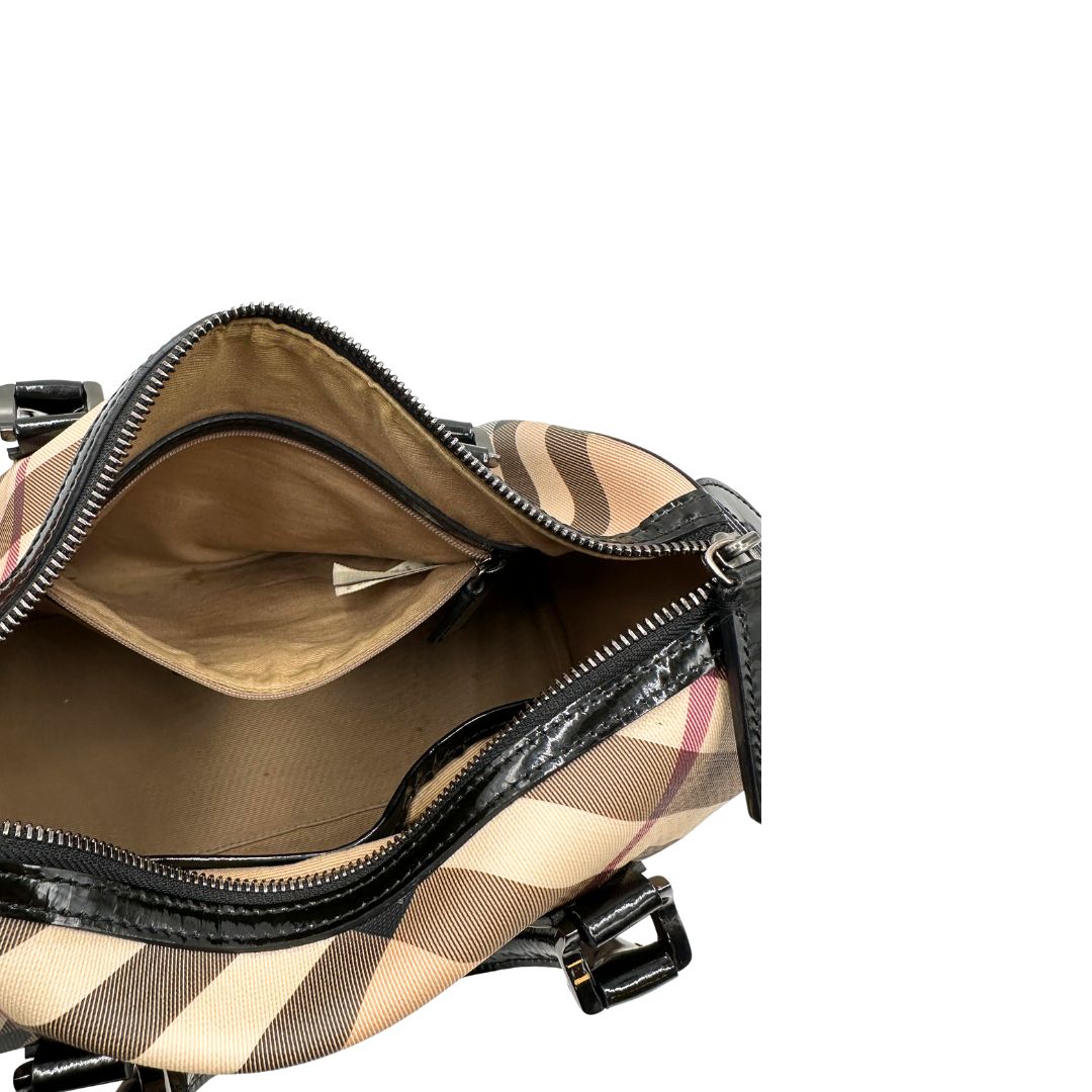 Interno di una borsa a mano Burberry in canvas tartan e finiture nere lucide, usata, originale, second hand, in ottime condizioni. 