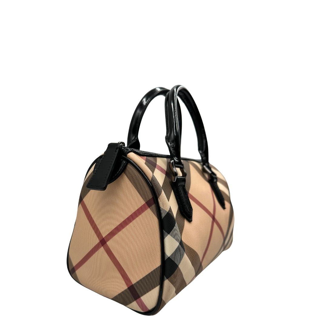 Laterale sinistro di una borsa a mano Burberry in canvas tartan e finiture nere lucide, usata, originale, second hand, in ottime condizioni.