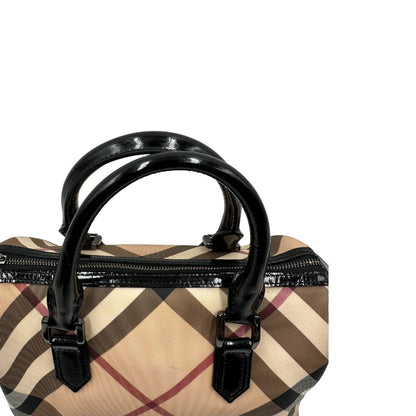 Manici di una borsa a mano Burberry in canvas tartan e finiture nere lucide, usata, originale, second hand, in ottime condizioni.