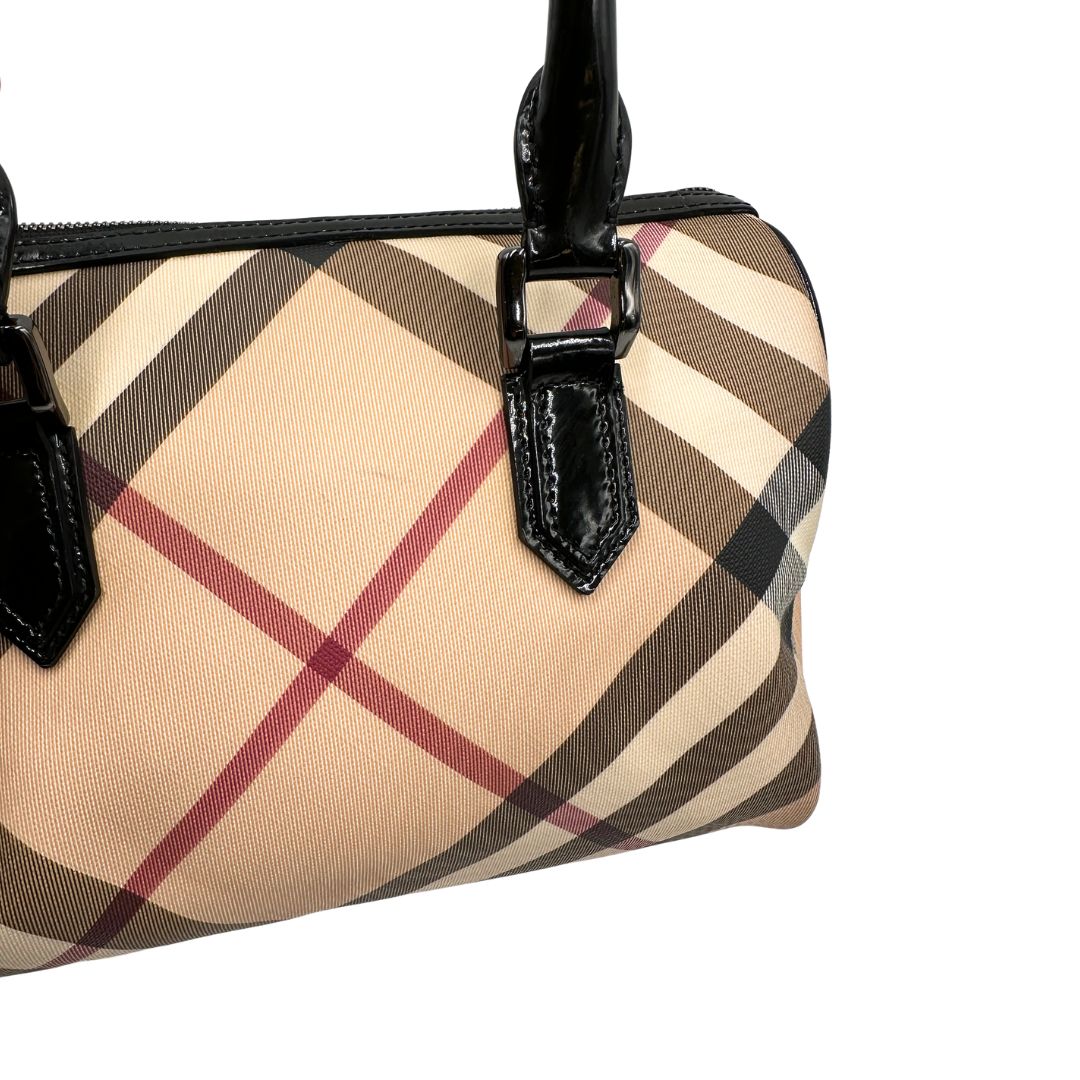 Aloni sul canvas di una borsa a mano Burberry in canvas tartan e finiture nere lucide, usata, originale, second hand, in ottime condizioni.