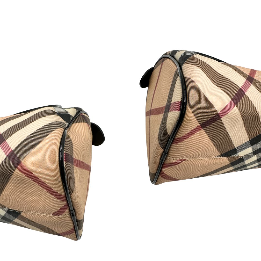 Angoli di una borsa a mano Burberry in canvas tartan e finiture nere lucide, usata, originale, second hand, in ottime condizioni.