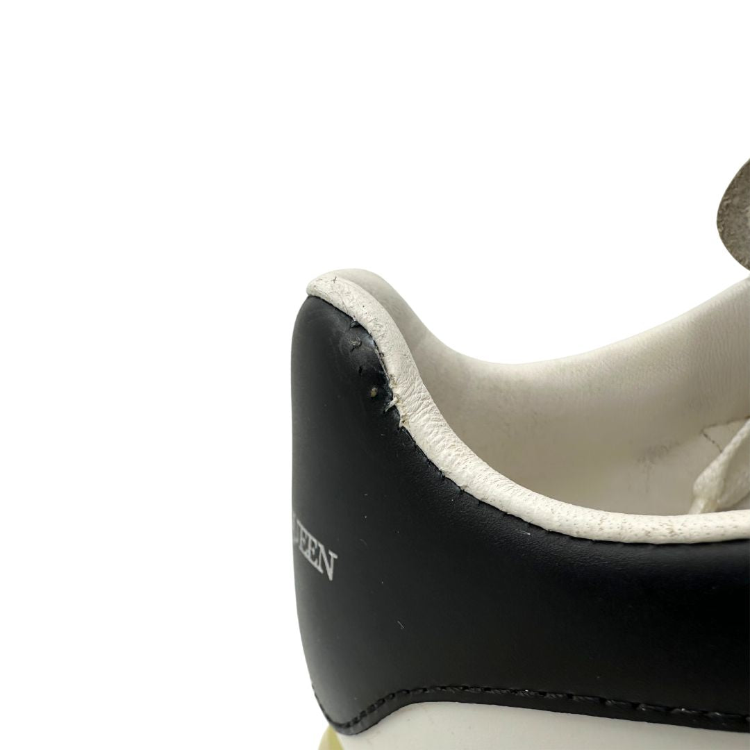 Scarpe Alexander McQueen in pelle bianca, con intersuola oversize semi trasparente, di lusso, originale, buone condizioni, usate.