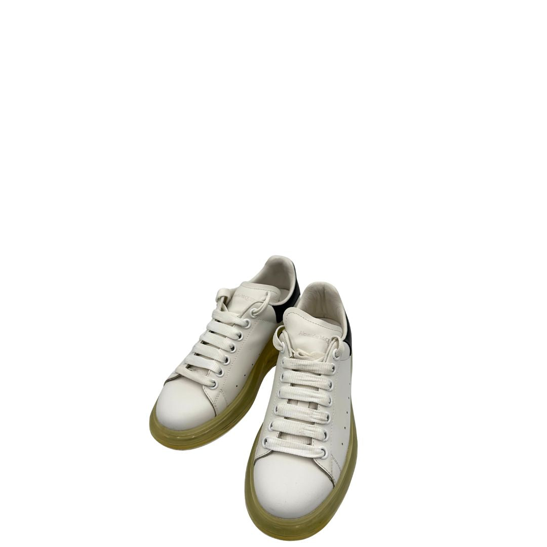 Scarpe Alexander McQueen in pelle bianca, con intersuola oversize semi trasparente, di lusso, originale, buone condizioni, usate.