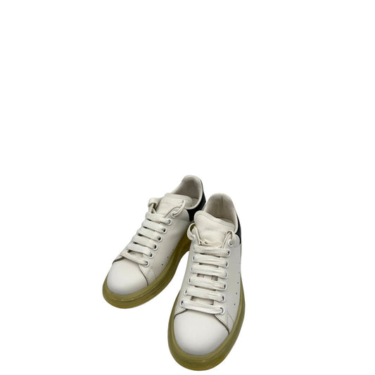 Scarpe Alexander McQueen in pelle bianca, con intersuola oversize semi trasparente, di lusso, originale, buone condizioni, usate.