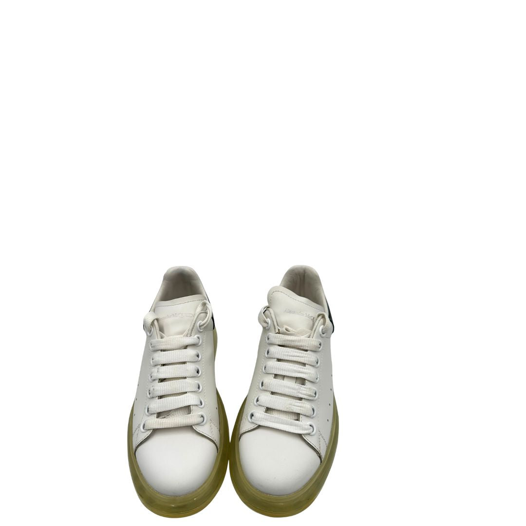 Scarpe Alexander McQueen in pelle bianca, con intersuola oversize semi trasparente, di lusso, originale, buone condizioni, usate.