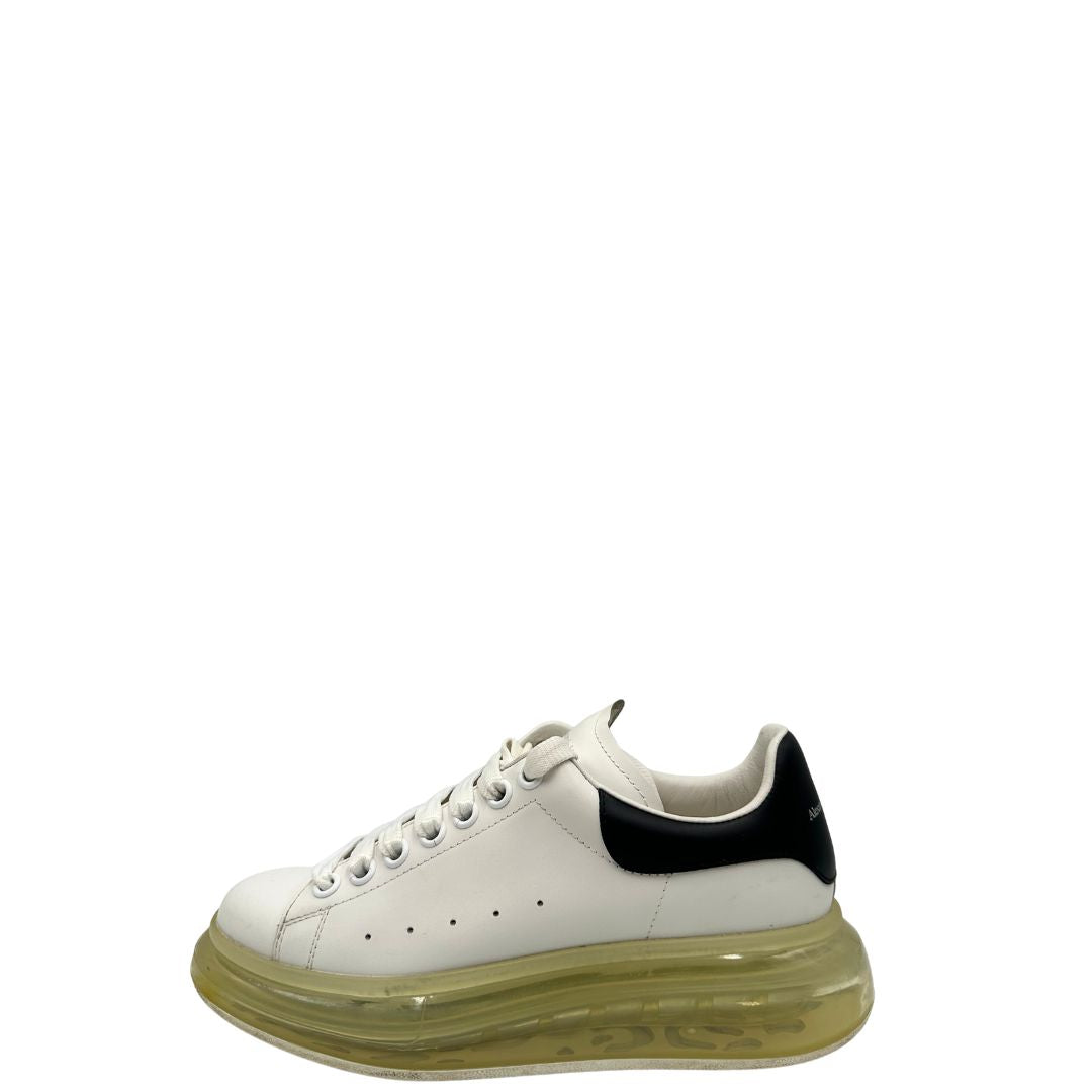 Scarpe Alexander McQueen in pelle bianca, con intersuola oversize semi trasparente, di lusso, originale, buone condizioni, usate.