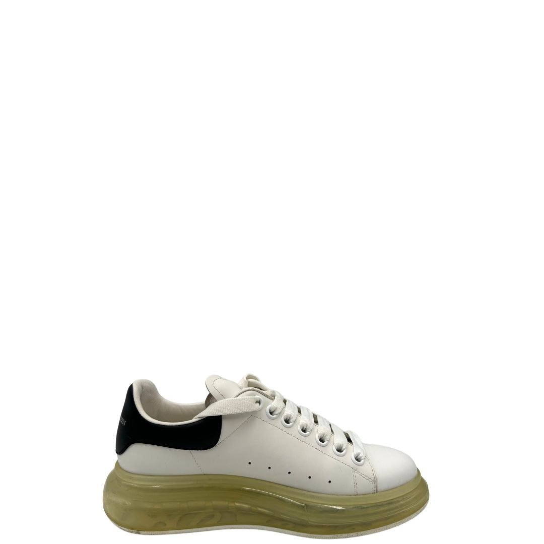 Scarpe Alexander McQueen in pelle bianca, con intersuola oversize semi trasparente, di lusso, originale, buone condizioni, usate.