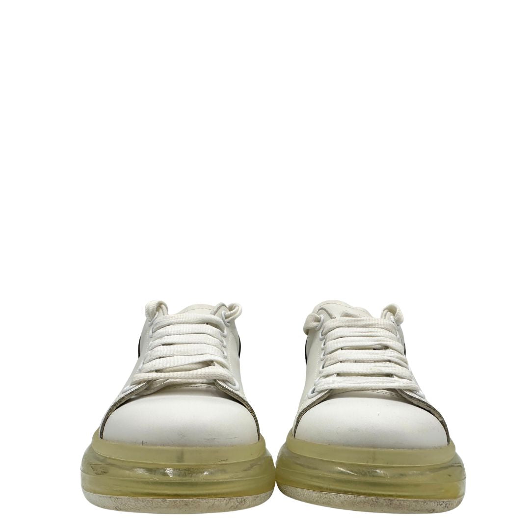 Scarpe Alexander McQueen in pelle bianca, con intersuola oversize semi trasparente, di lusso, originale, buone condizioni, usate.