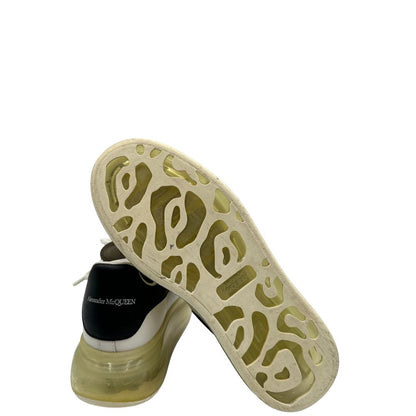 Scarpe Alexander McQueen in pelle bianca, con intersuola oversize semi trasparente, di lusso, originale, buone condizioni, usate.