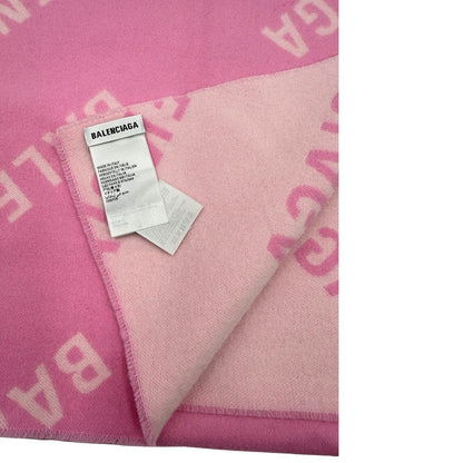 Sciarpa Balenciaga in 100% lana rosa con il monogramma del brand ripetuto su entrambi i lati. Originale, usata, di lusso, in ottime condizioni.