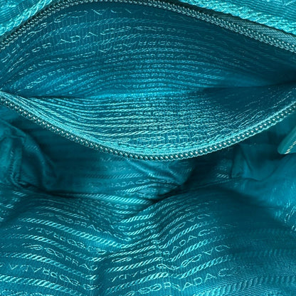 interno  zaino Prada in nylon color turchese e finiture in pelle tono su tono, di lusso, originale, ottime condizioni, usato. 