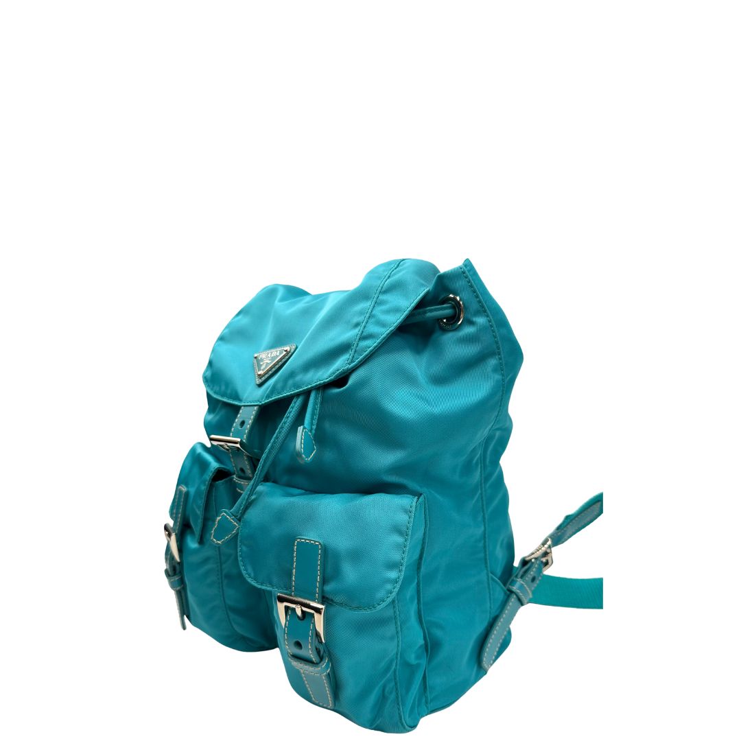 lato  zaino Prada in nylon color turchese e finiture in pelle tono su tono, di lusso, originale, ottime condizioni, usato. 