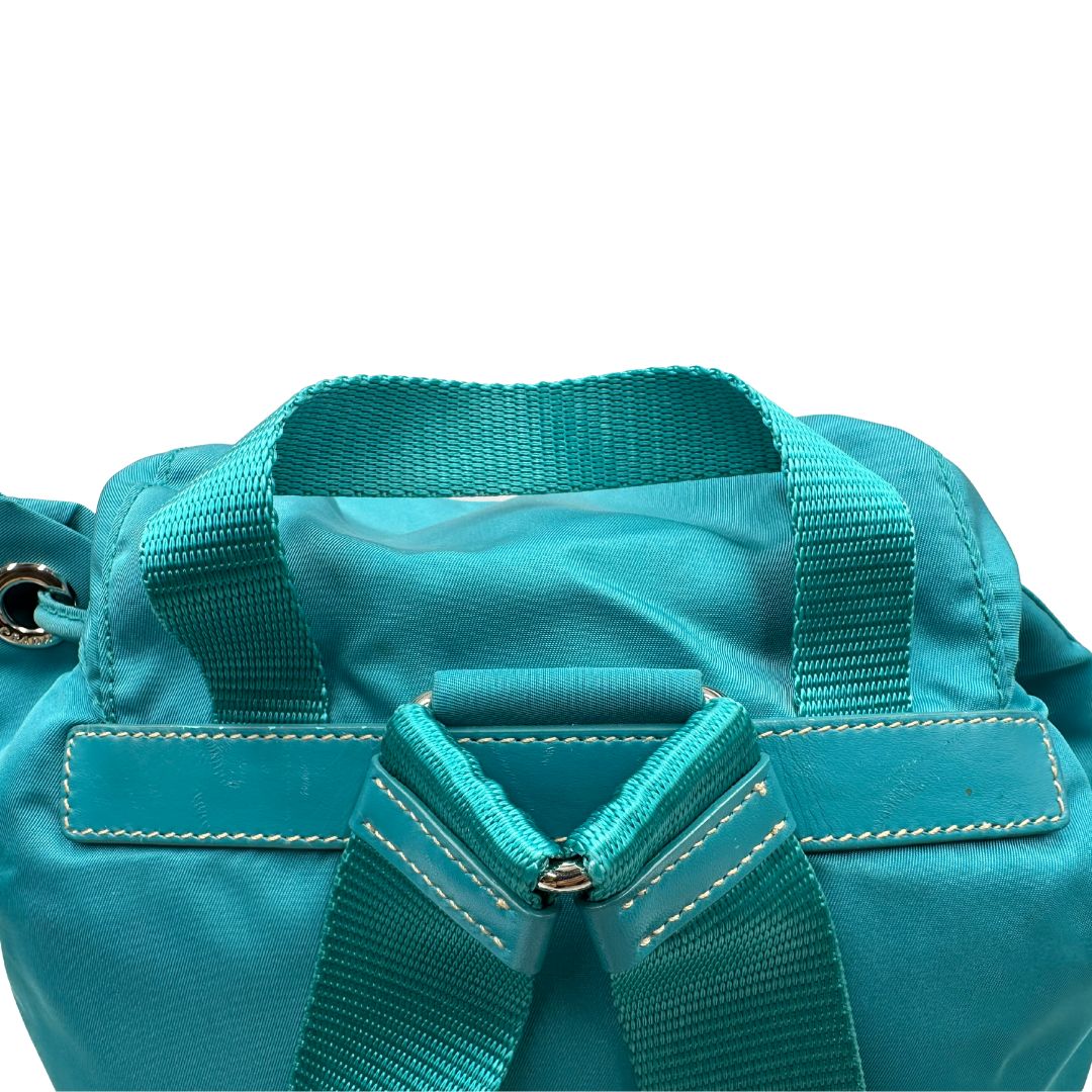 manico  zaino Prada in nylon color turchese e finiture in pelle tono su tono, di lusso, originale, ottime condizioni, usato. 