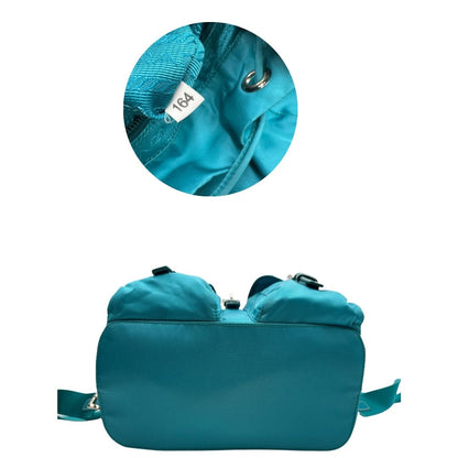 base  zaino Prada in nylon color turchese e finiture in pelle tono su tono, di lusso, originale, ottime condizioni, usato. 