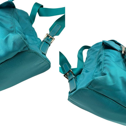 angoli  zaino Prada in nylon color turchese e finiture in pelle tono su tono, di lusso, originale, ottime condizioni, usato. 