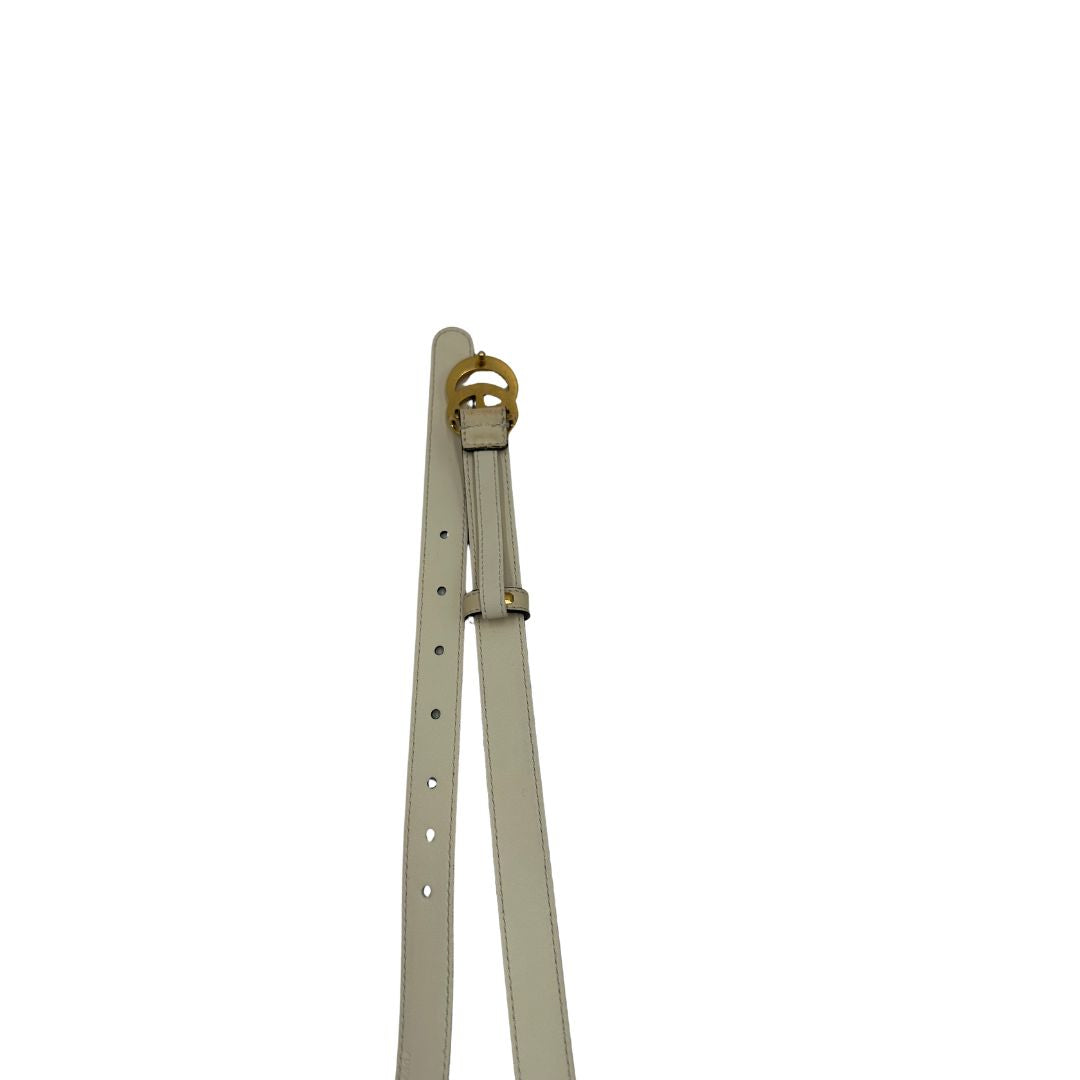 Cintura Gucci Marmont in pelle bianco avorio e hardware dorato anticato. Original, usata, di lusso, in ottime condizioni.