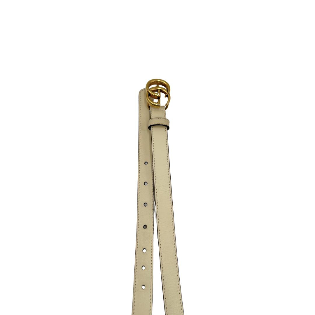 Cintura Gucci Marmont in pelle bianco avorio e hardware dorato anticato. Original, usata, di lusso, in ottime condizioni.