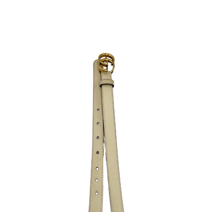 Cintura Gucci Marmont in pelle bianco avorio e hardware dorato anticato. Original, usata, di lusso, in ottime condizioni.