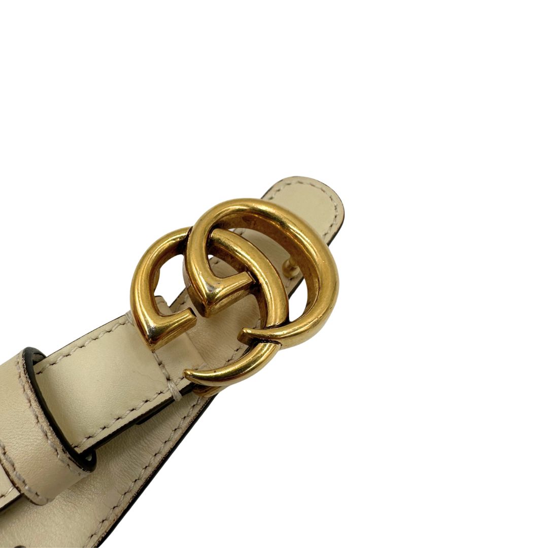 Cintura Gucci Marmont in pelle bianco avorio e hardware dorato anticato. Original, usata, di lusso, in ottime condizioni.