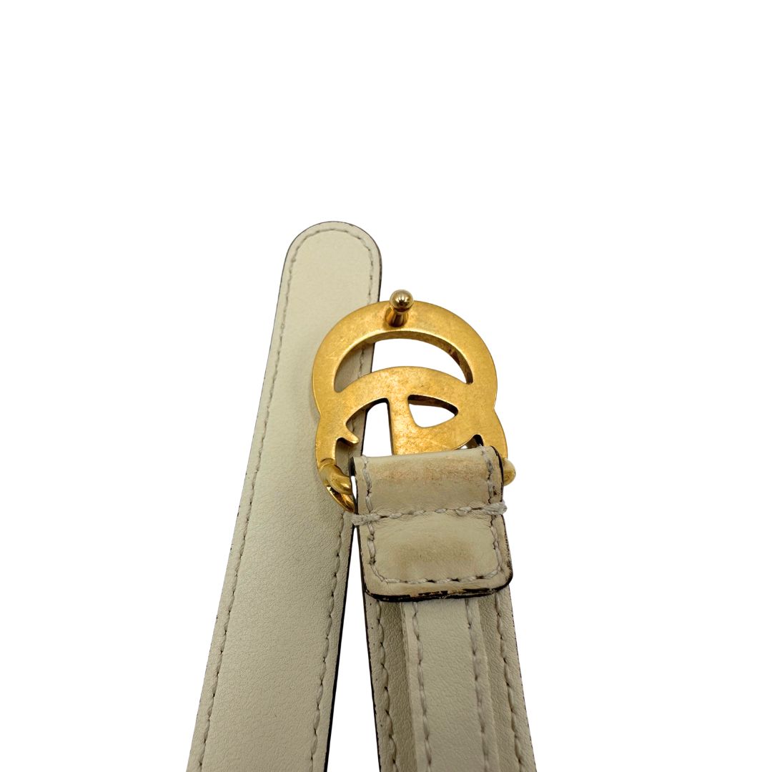 Cintura Gucci Marmont in pelle bianco avorio e hardware dorato anticato. Original, usata, di lusso, in ottime condizioni.