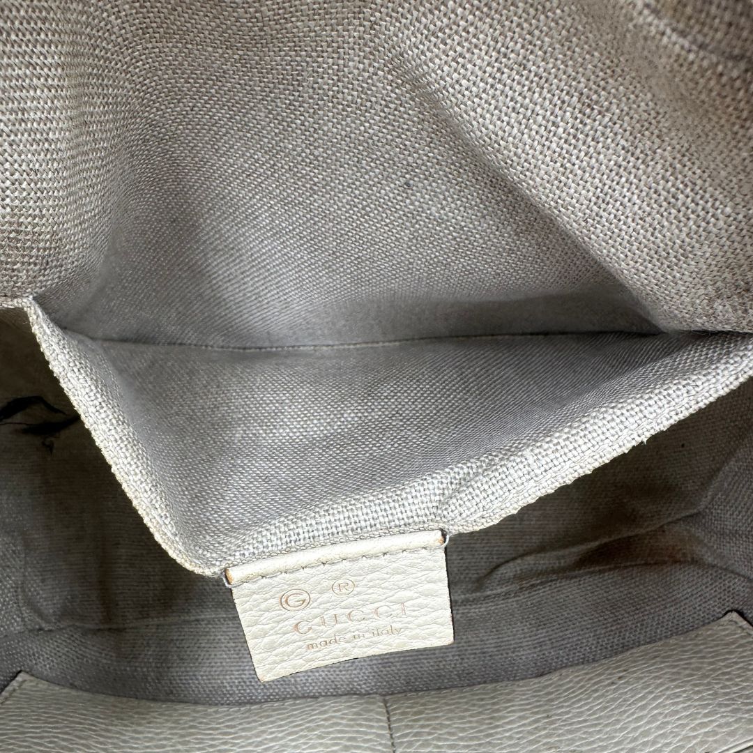 interno  Camera Bag Gucci in tessuto GG con finiture in pelle color avorio, di lusso, originale, ottime condizioni, usata. 