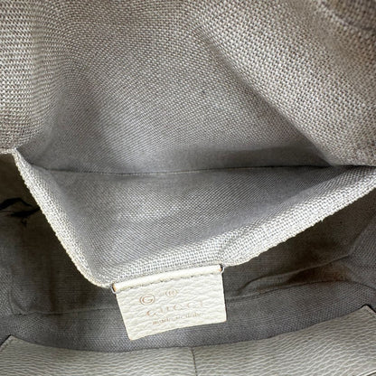 interno  Camera Bag Gucci in tessuto GG con finiture in pelle color avorio, di lusso, originale, ottime condizioni, usata. 