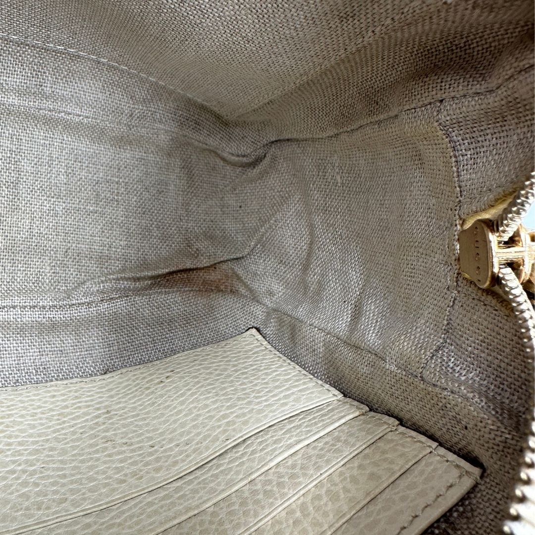 interno  Camera Bag Gucci in tessuto GG con finiture in pelle color avorio, di lusso, originale, ottime condizioni, usata. 