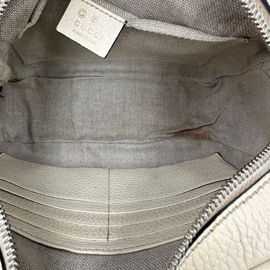 interno  Camera Bag Gucci in tessuto GG con finiture in pelle color avorio, di lusso, originale, ottime condizioni, usata. 