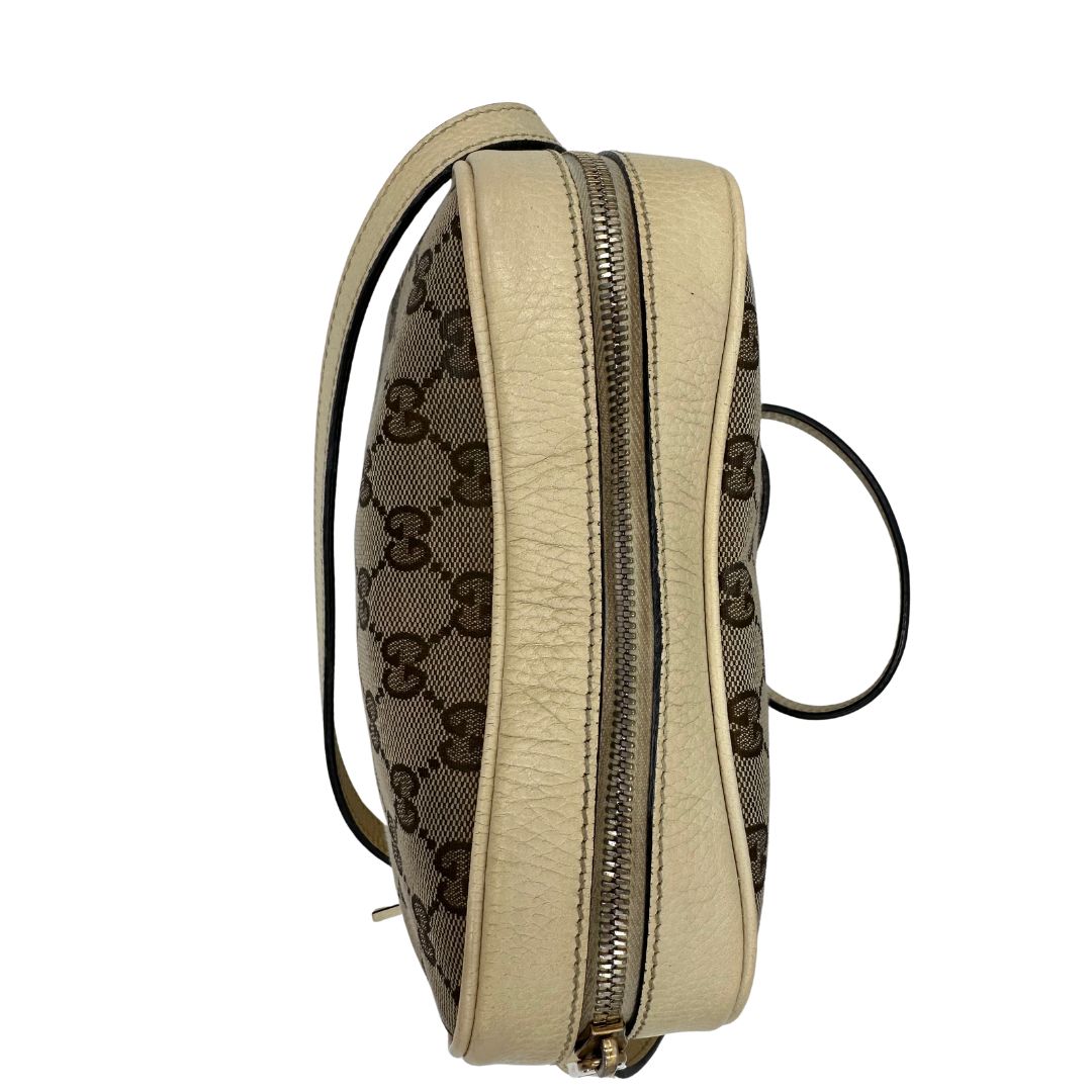 chiusura  Camera Bag Gucci in tessuto GG con finiture in pelle color avorio, di lusso, originale, ottime condizioni, usata. 
