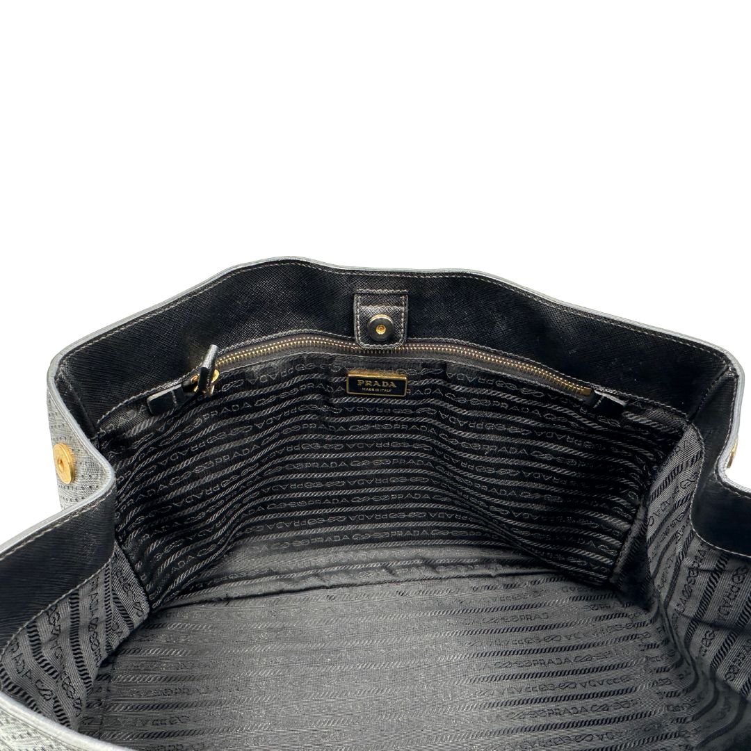interno v Borsa Prada Galleria in pelle traforata nera con eleganti profili bianchi, di lusso, originale, ottime condizioni, usata.