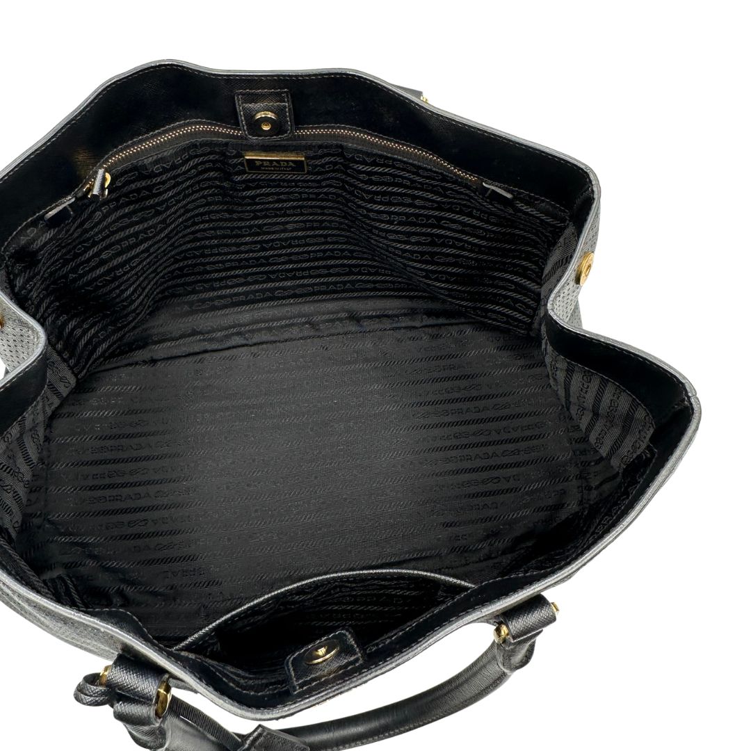 interno Borsa Prada Galleria in pelle traforata nera con eleganti profili bianchi, di lusso, originale, ottime condizioni, usata. 