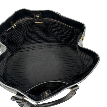 interno Borsa Prada Galleria in pelle traforata nera con eleganti profili bianchi, di lusso, originale, ottime condizioni, usata. 