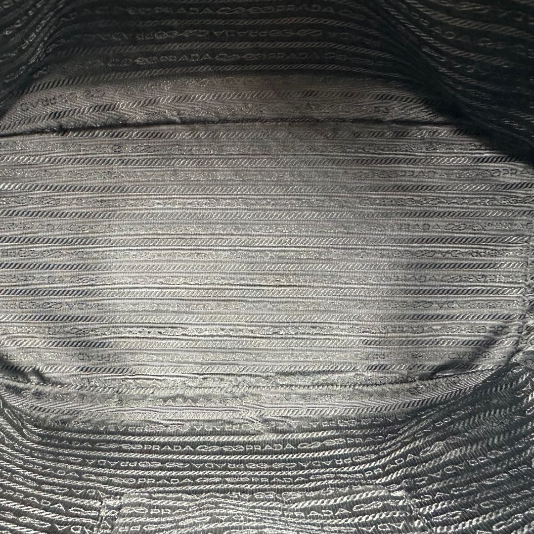 interno Borsa Prada Galleria in pelle traforata nera con eleganti profili bianchi, di lusso, originale, ottime condizioni, usata. 