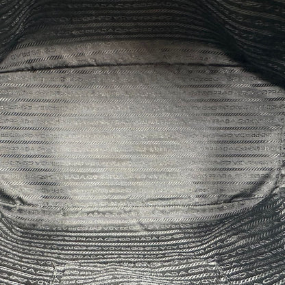 interno Borsa Prada Galleria in pelle traforata nera con eleganti profili bianchi, di lusso, originale, ottime condizioni, usata. 