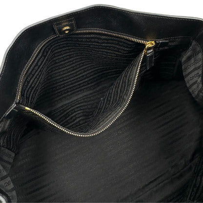 interno Borsa Prada Galleria in pelle traforata nera con eleganti profili bianchi, di lusso, originale, ottime condizioni, usata. 