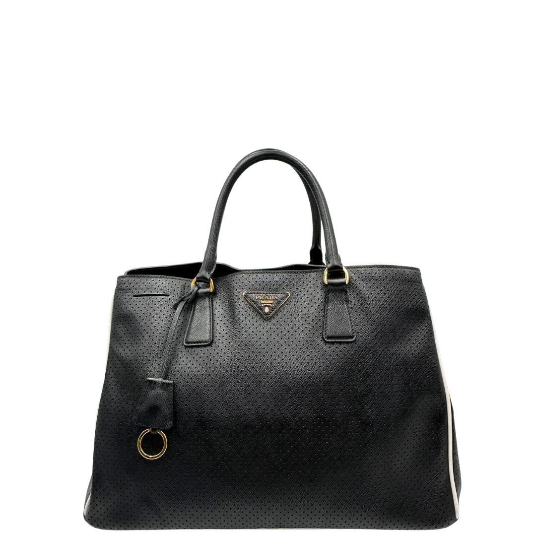 front Borsa Prada Galleria in pelle traforata nera con eleganti profili bianchi, di lusso, originale, ottime condizioni, usata. 