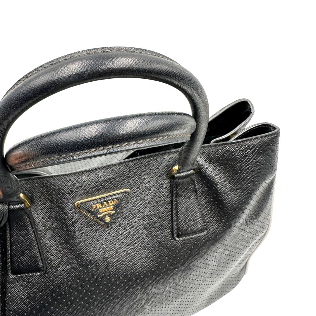 manici Borsa Prada Galleria in pelle traforata nera con eleganti profili bianchi, di lusso, originale, ottime condizioni, usata.