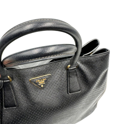 manici Borsa Prada Galleria in pelle traforata nera con eleganti profili bianchi, di lusso, originale, ottime condizioni, usata.