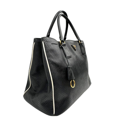 lato Borsa Prada Galleria in pelle traforata nera con eleganti profili bianchi, di lusso, originale, ottime condizioni, usata. 