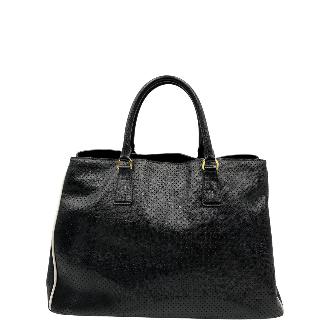 retro Borsa Prada Galleria in pelle traforata nera con eleganti profili bianchi, di lusso, originale, ottime condizioni, usata. 