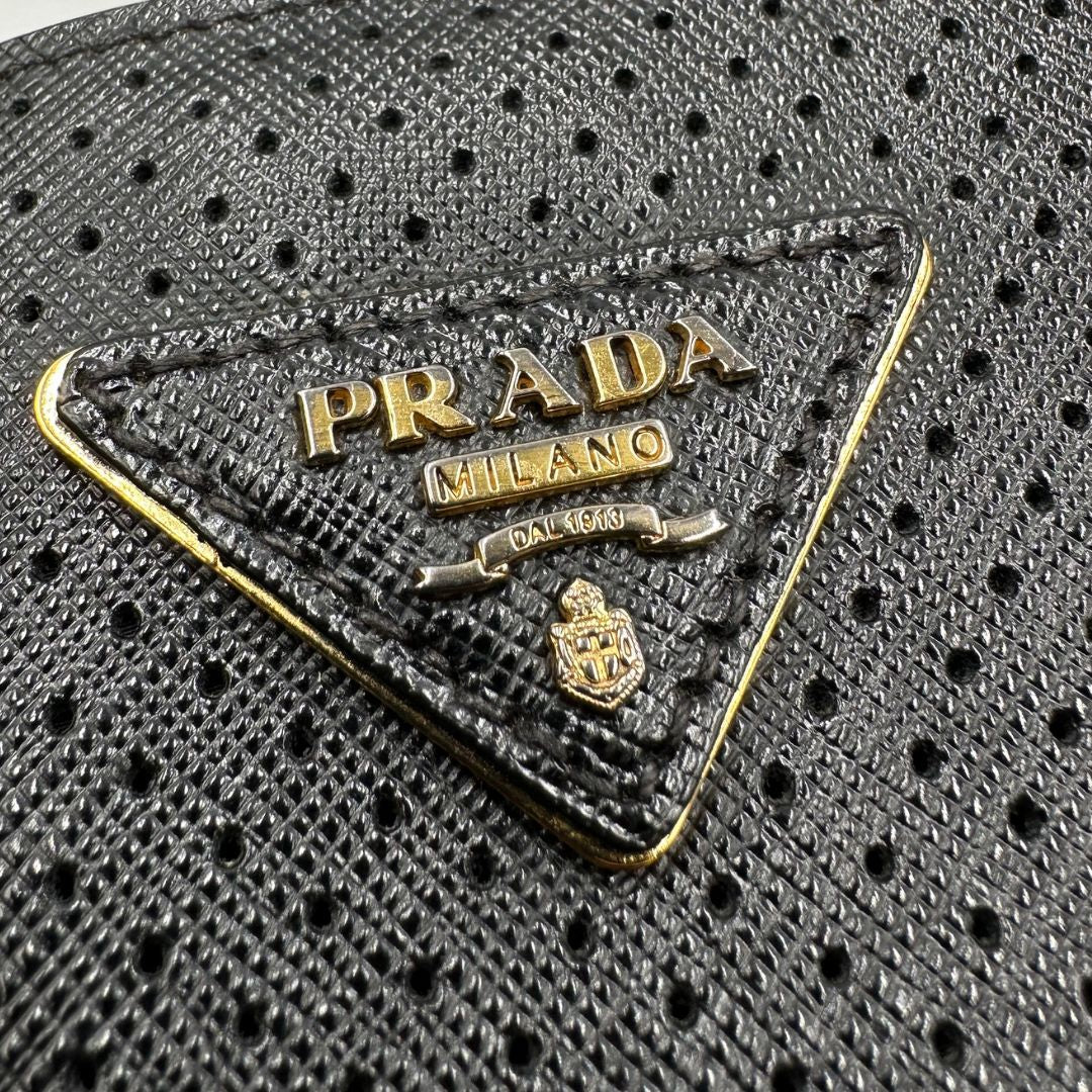 logo Borsa Prada Galleria in pelle traforata nera con eleganti profili bianchi, di lusso, originale, ottime condizioni, usata. 