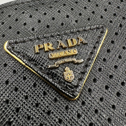 logo Borsa Prada Galleria in pelle traforata nera con eleganti profili bianchi, di lusso, originale, ottime condizioni, usata. 