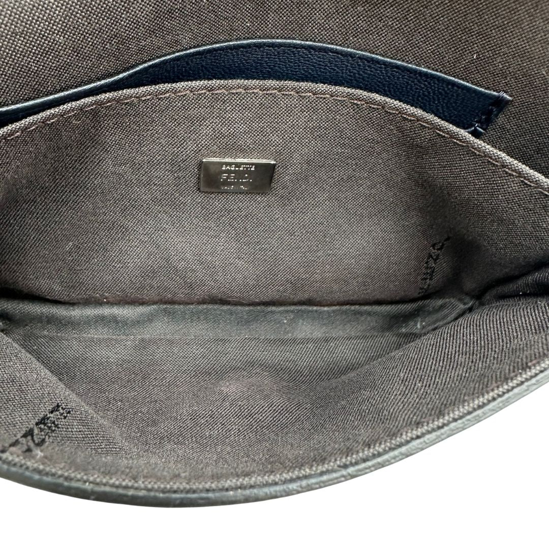 interno  Baguette Fendi mini in pelle blu, di lusso, originale, ottime condizioni, usata. 