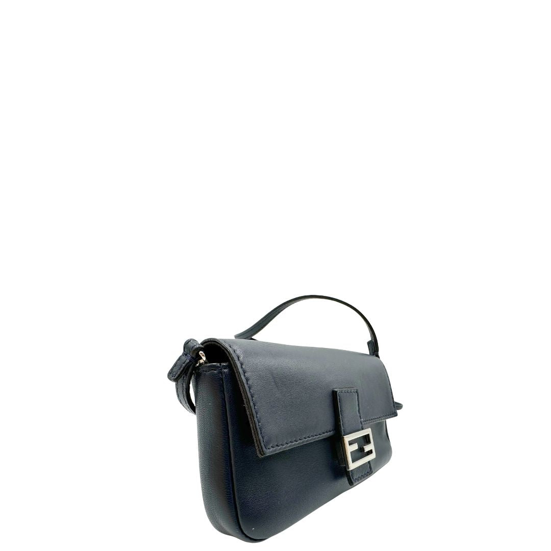 lato  Baguette Fendi mini in pelle blu, di lusso, originale, ottime condizioni, usata. 